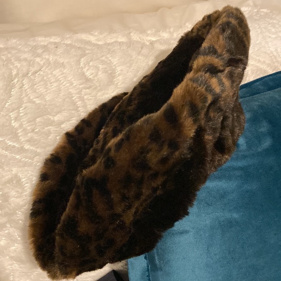 FAUX FUR HAT - Picture 2 of 5